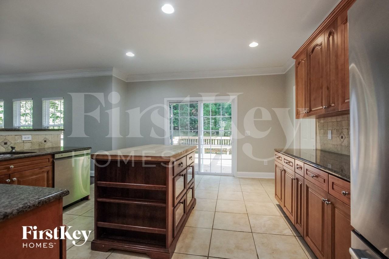 406 Sardis Rd N - Photo 6 of 16