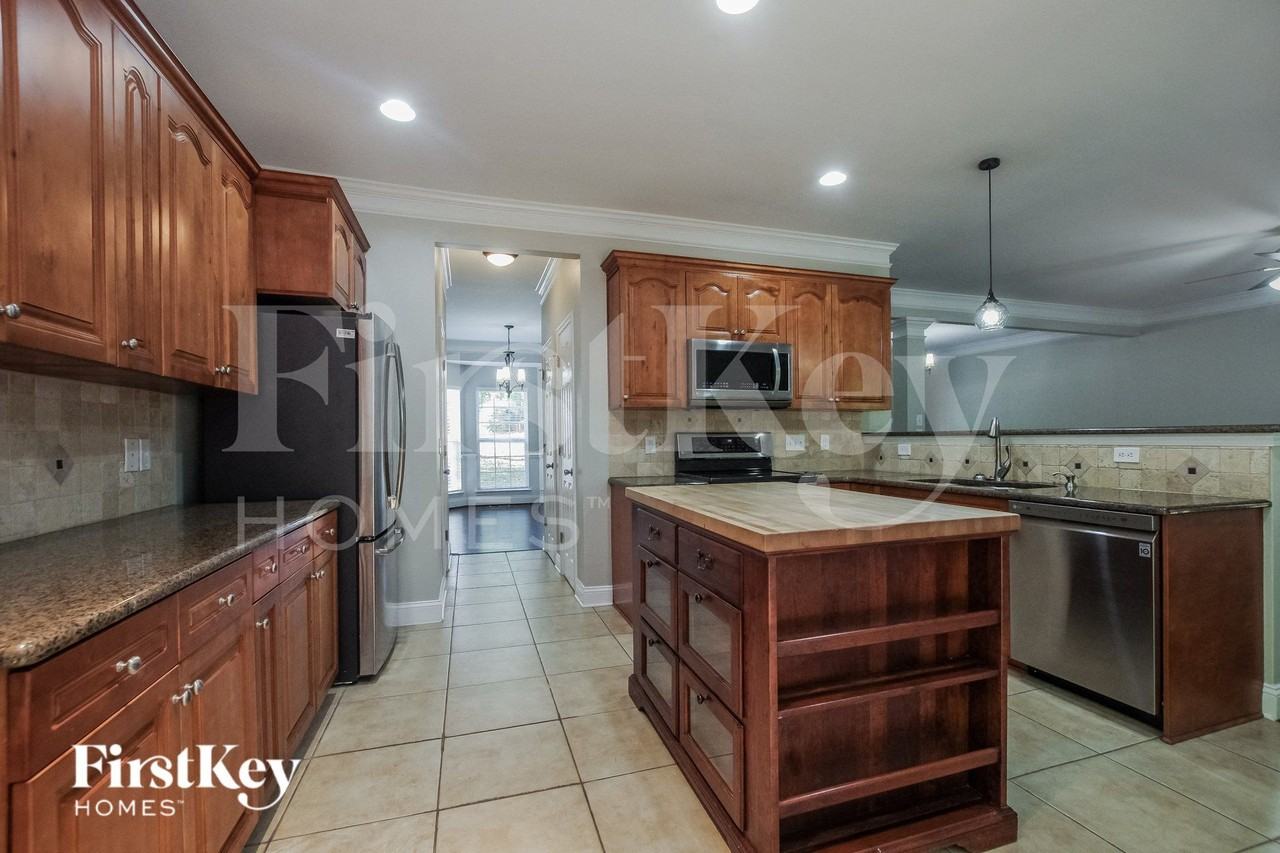 406 Sardis Rd N - Photo 7 of 16