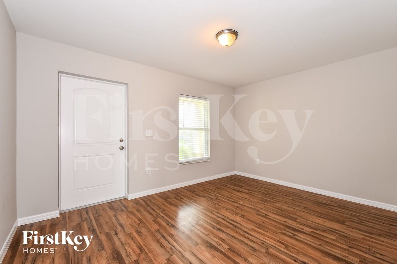 1414 Sw 11th St - Photo 4 of 15