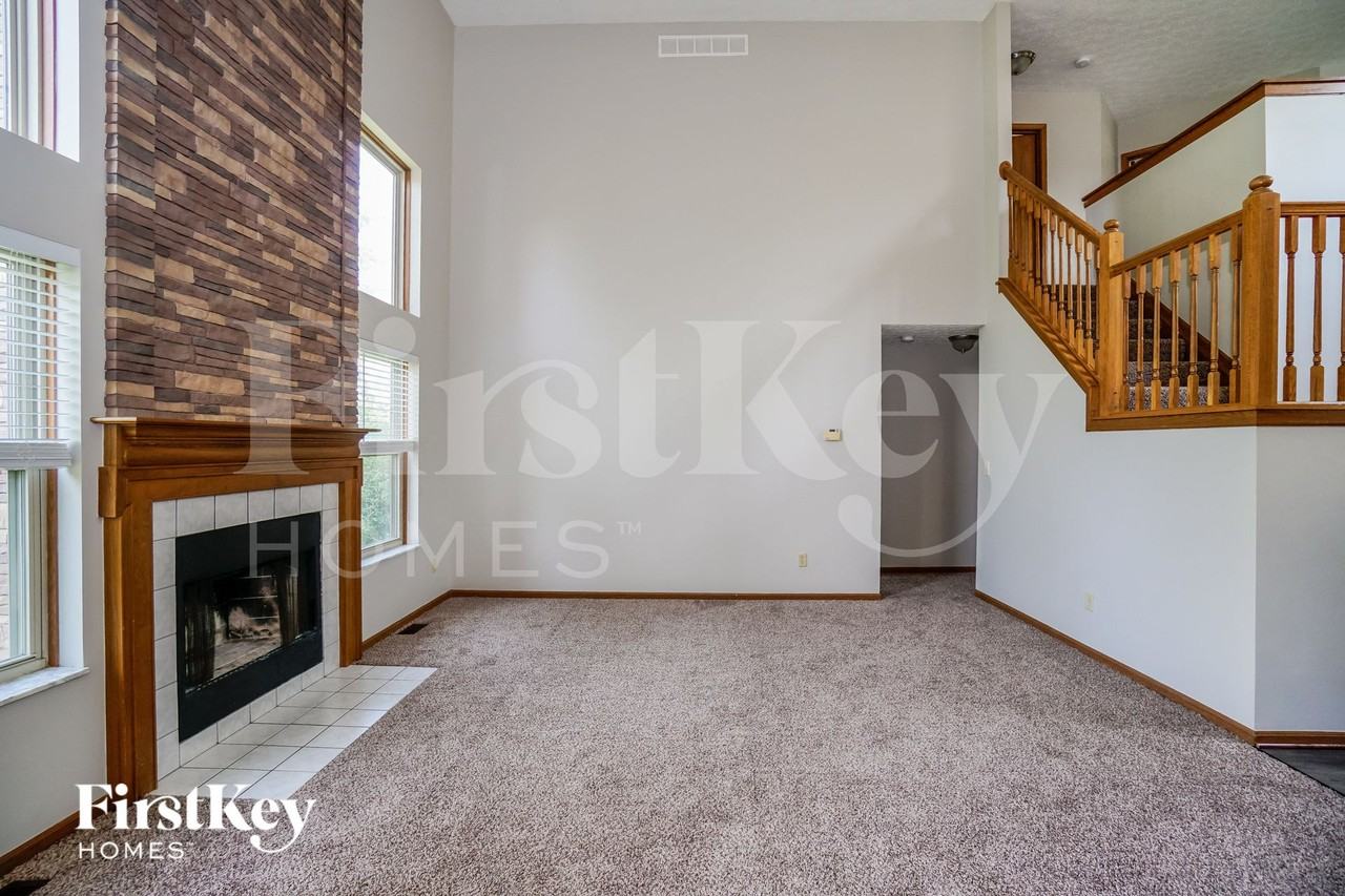 1558 Royal Oak Dr - Photo 2 of 15