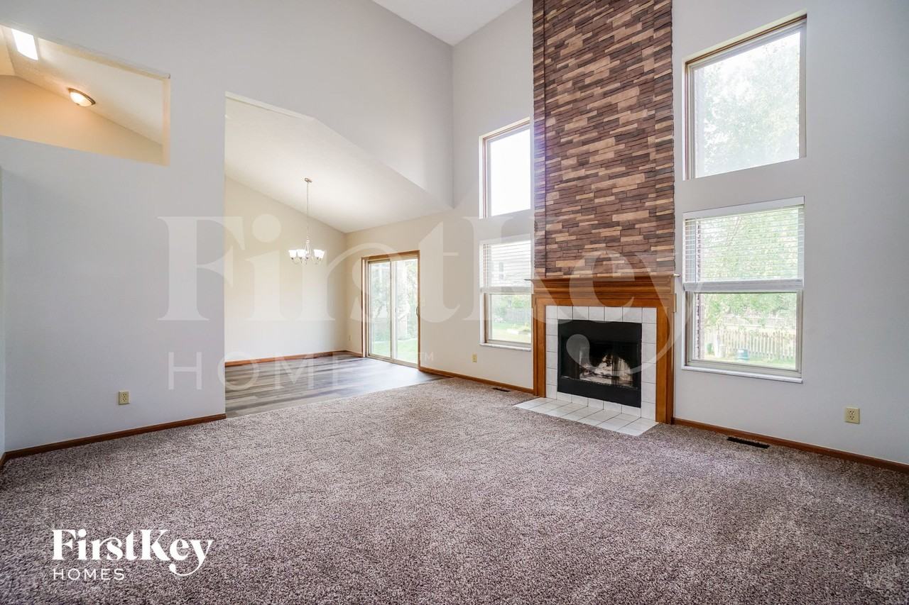 1558 Royal Oak Dr - Photo 3 of 15