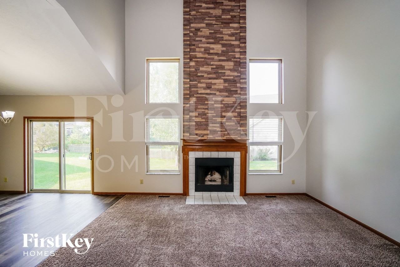 1558 Royal Oak Dr - Photo 4 of 15