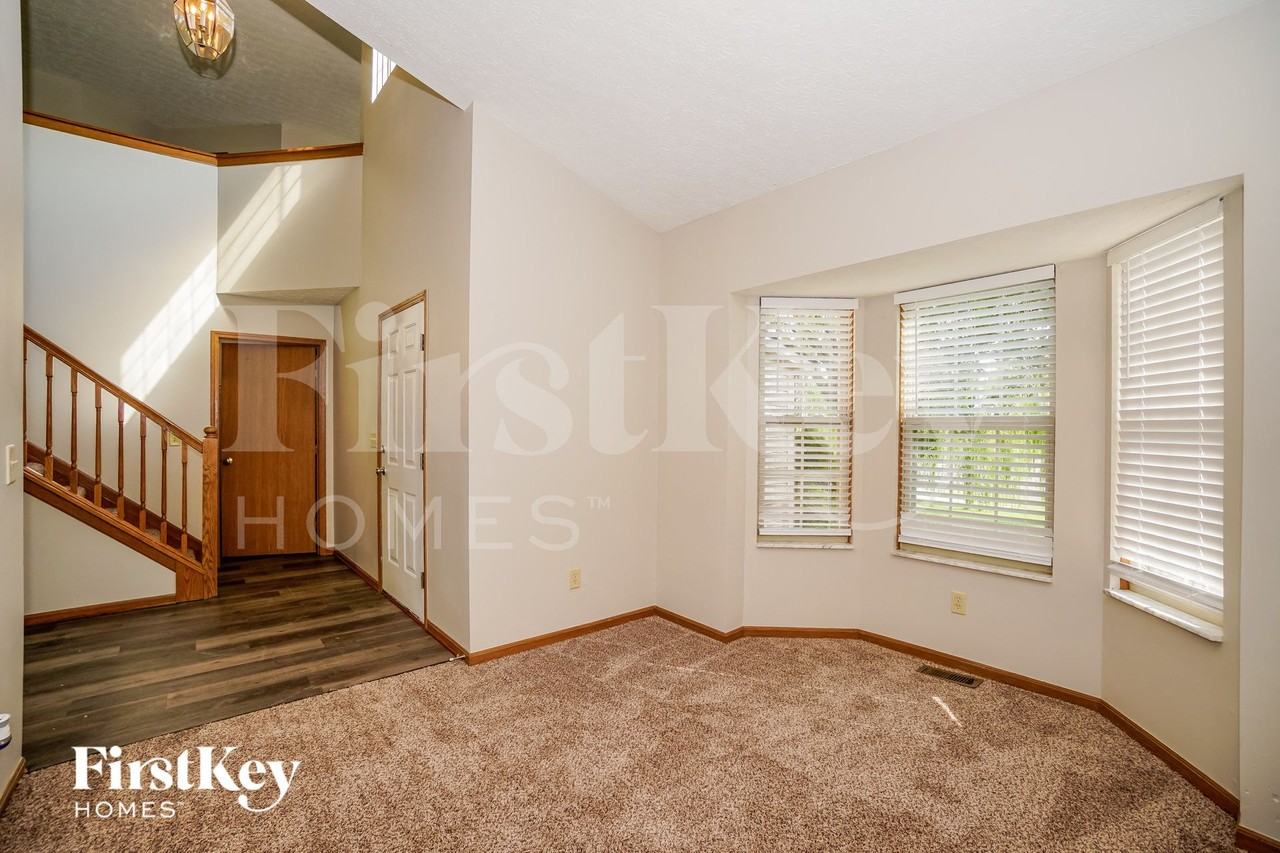 1558 Royal Oak Dr - Photo 5 of 15