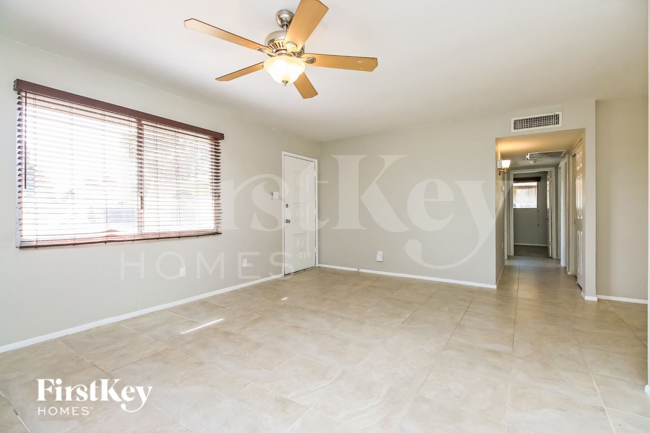 320 E Orion St - Photo 2 of 15