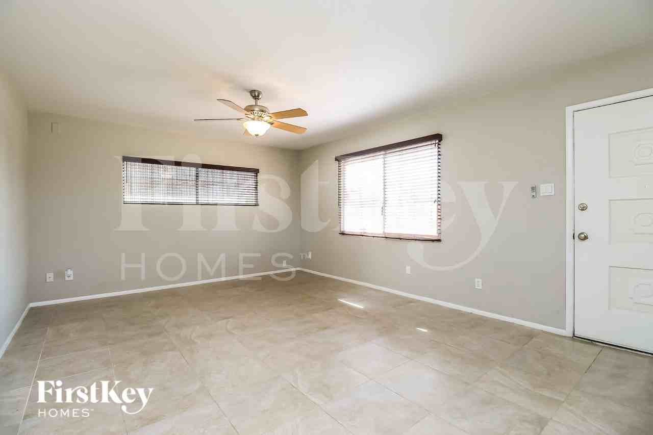 320 E Orion St - Photo 3 of 15