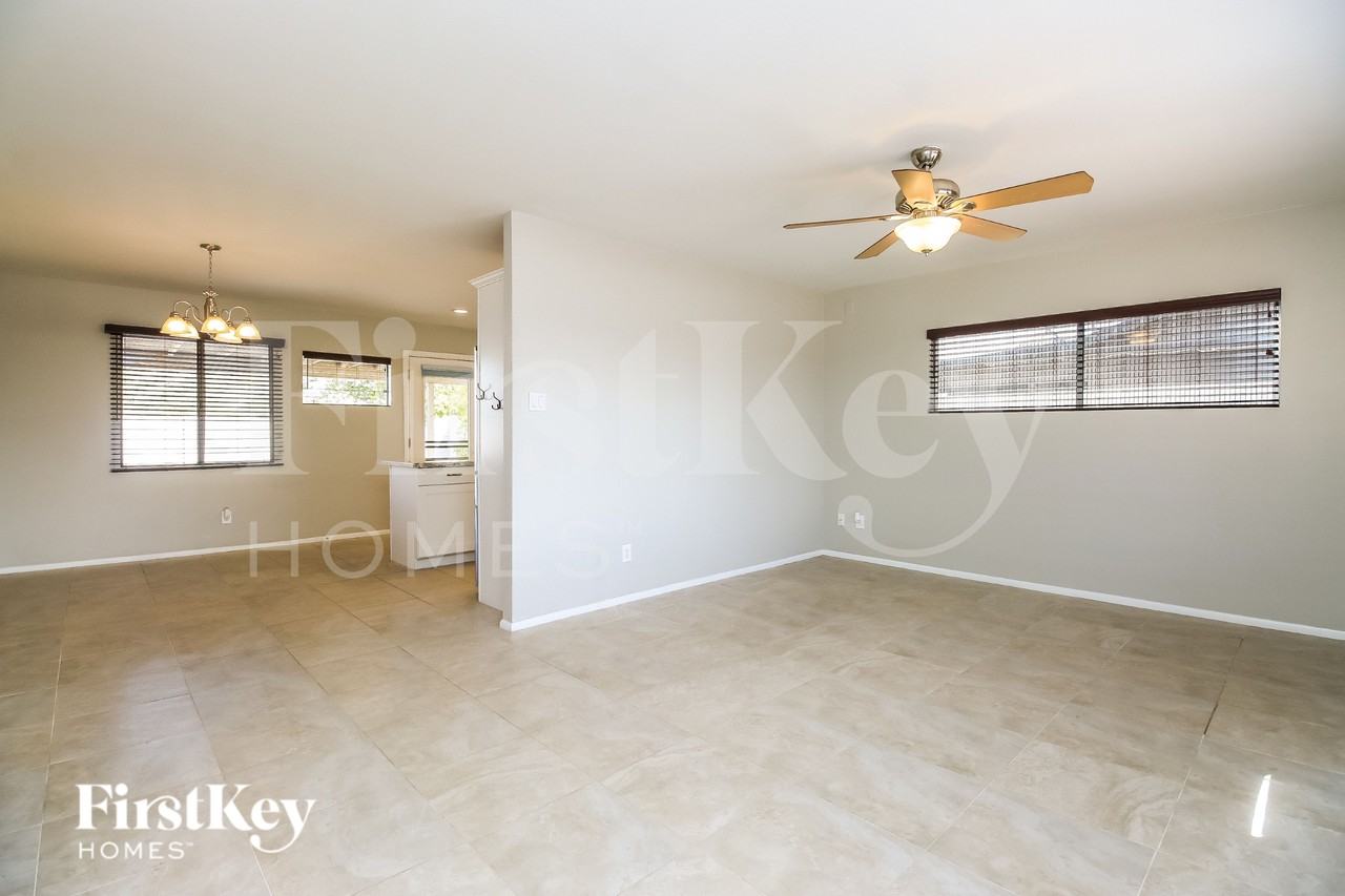 320 E Orion St - Photo 4 of 15