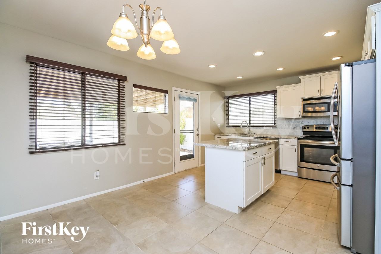 320 E Orion St - Photo 5 of 15