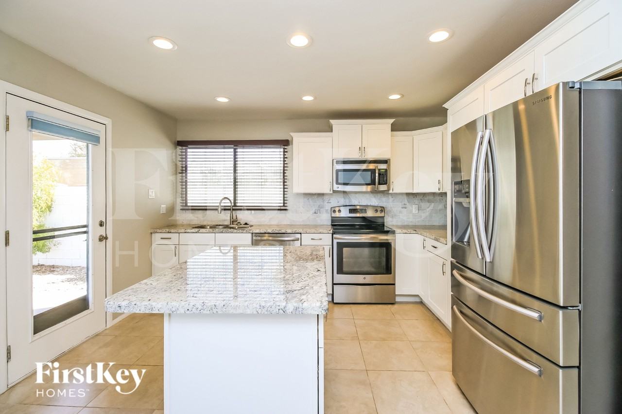 320 E Orion St - Photo 7 of 15