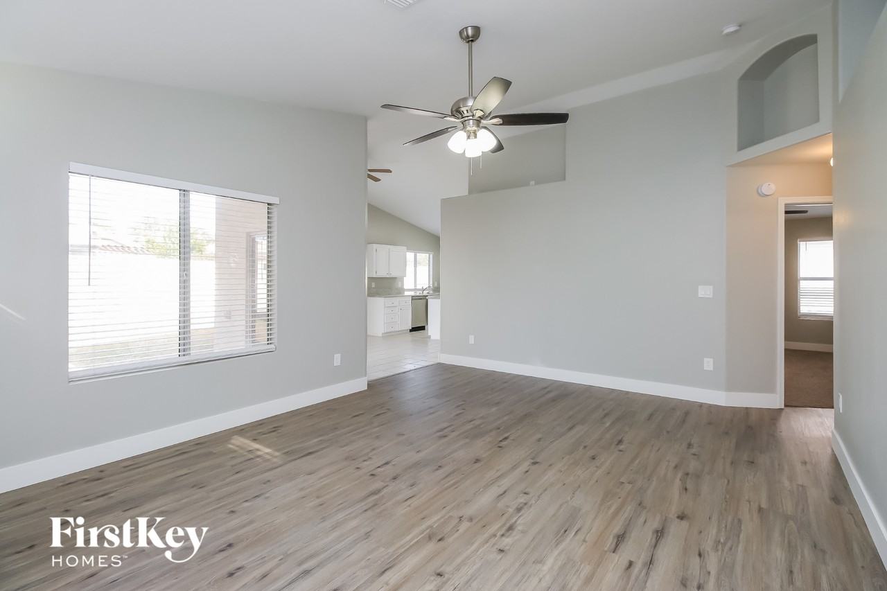 812 E Morelos St - Photo 3 of 15