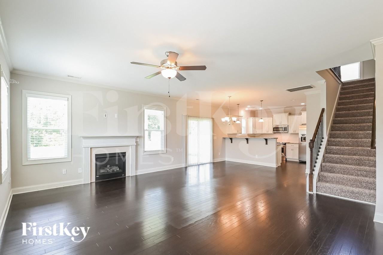 92 Squire St - Photo 2 of 15