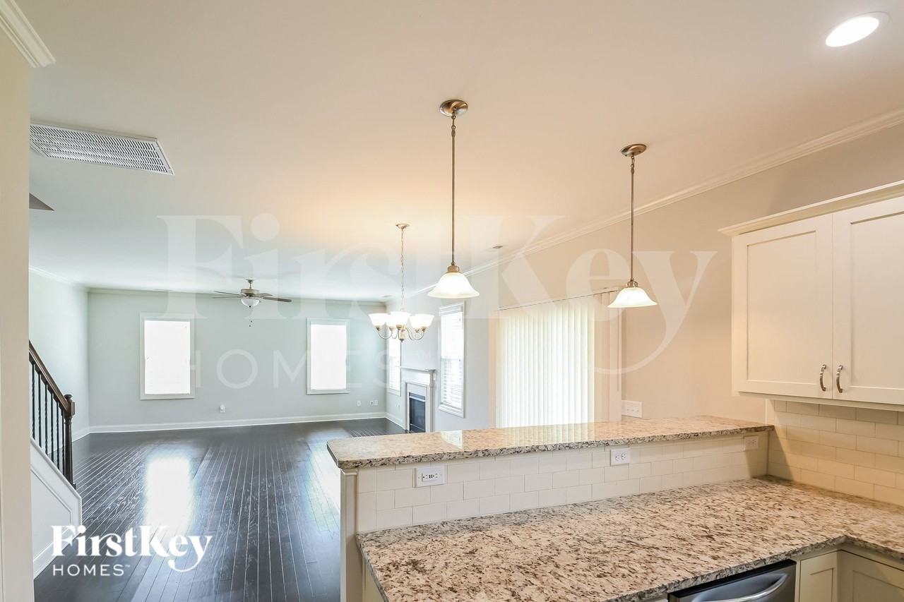 92 Squire St - Photo 3 of 15