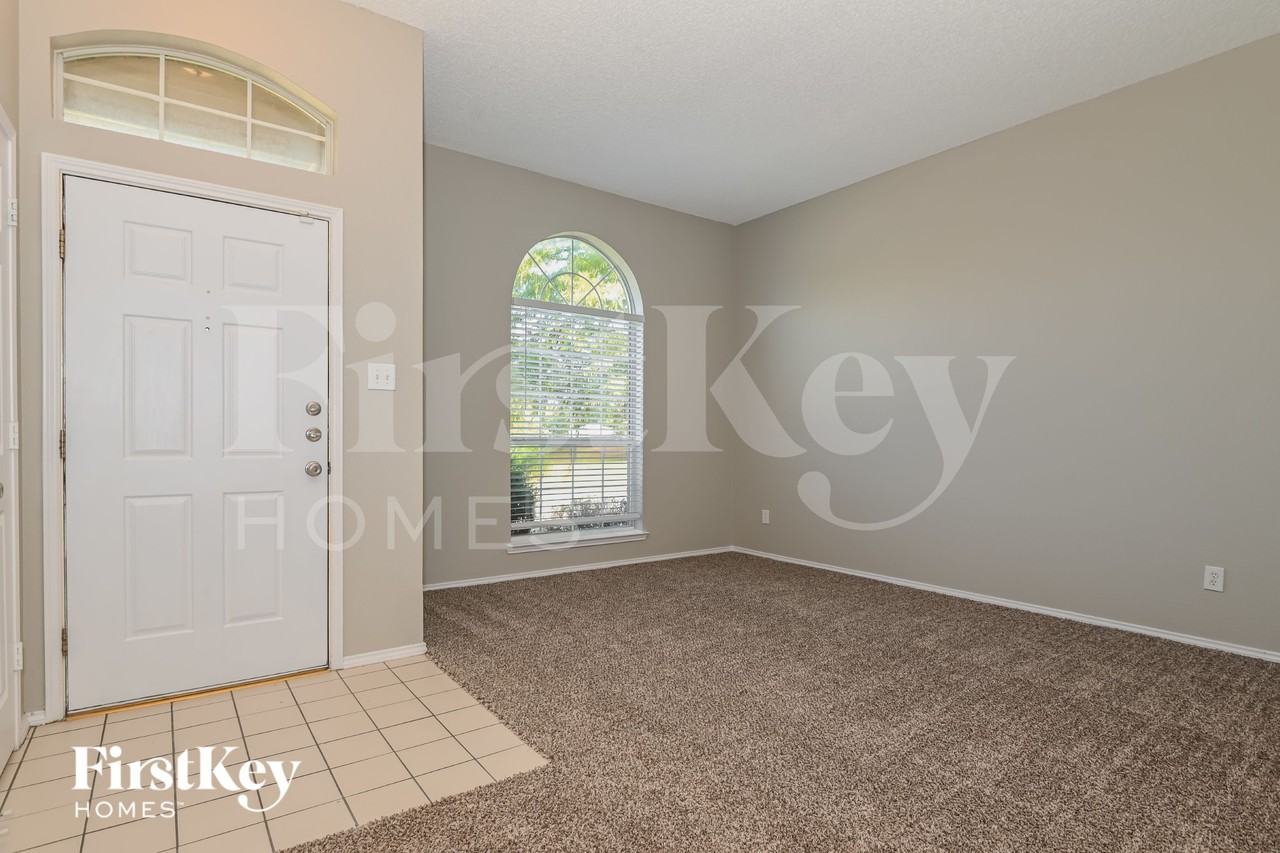 925 Parkwood Trl - Photo 3 of 16