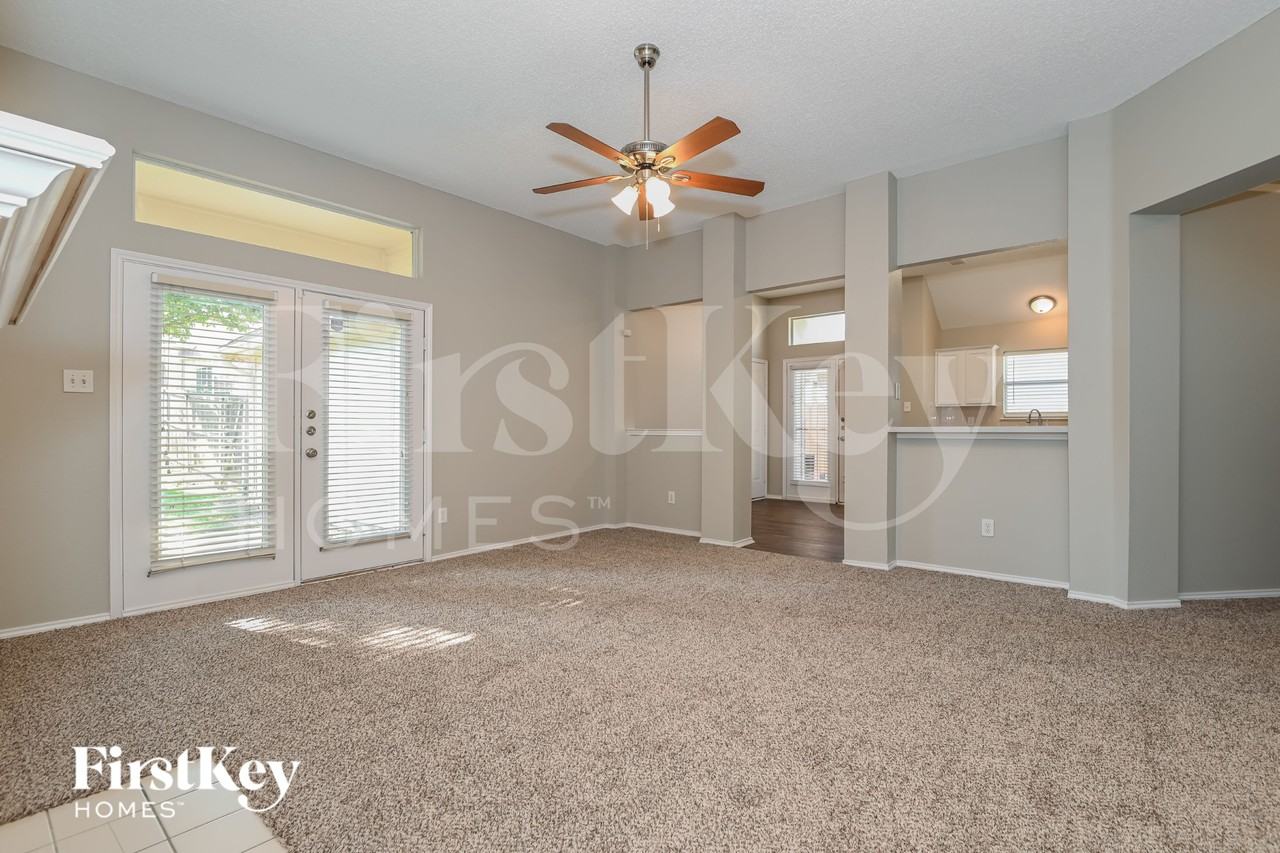 925 Parkwood Trl - Photo 4 of 16