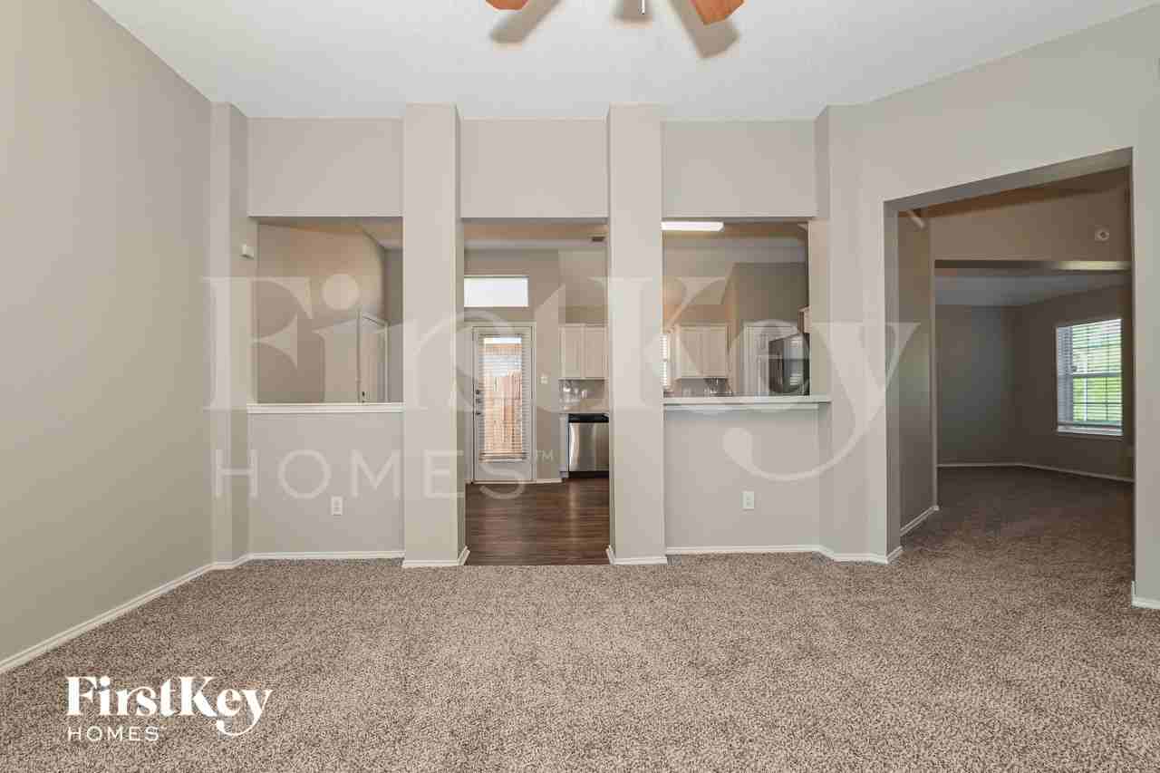 925 Parkwood Trl - Photo 5 of 16