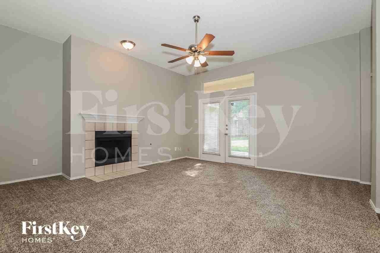 925 Parkwood Trl - Photo 6 of 16