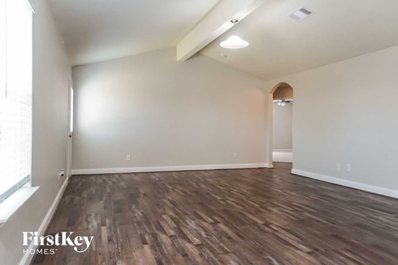 1001 Walnut Ln - Photo 2 of 15