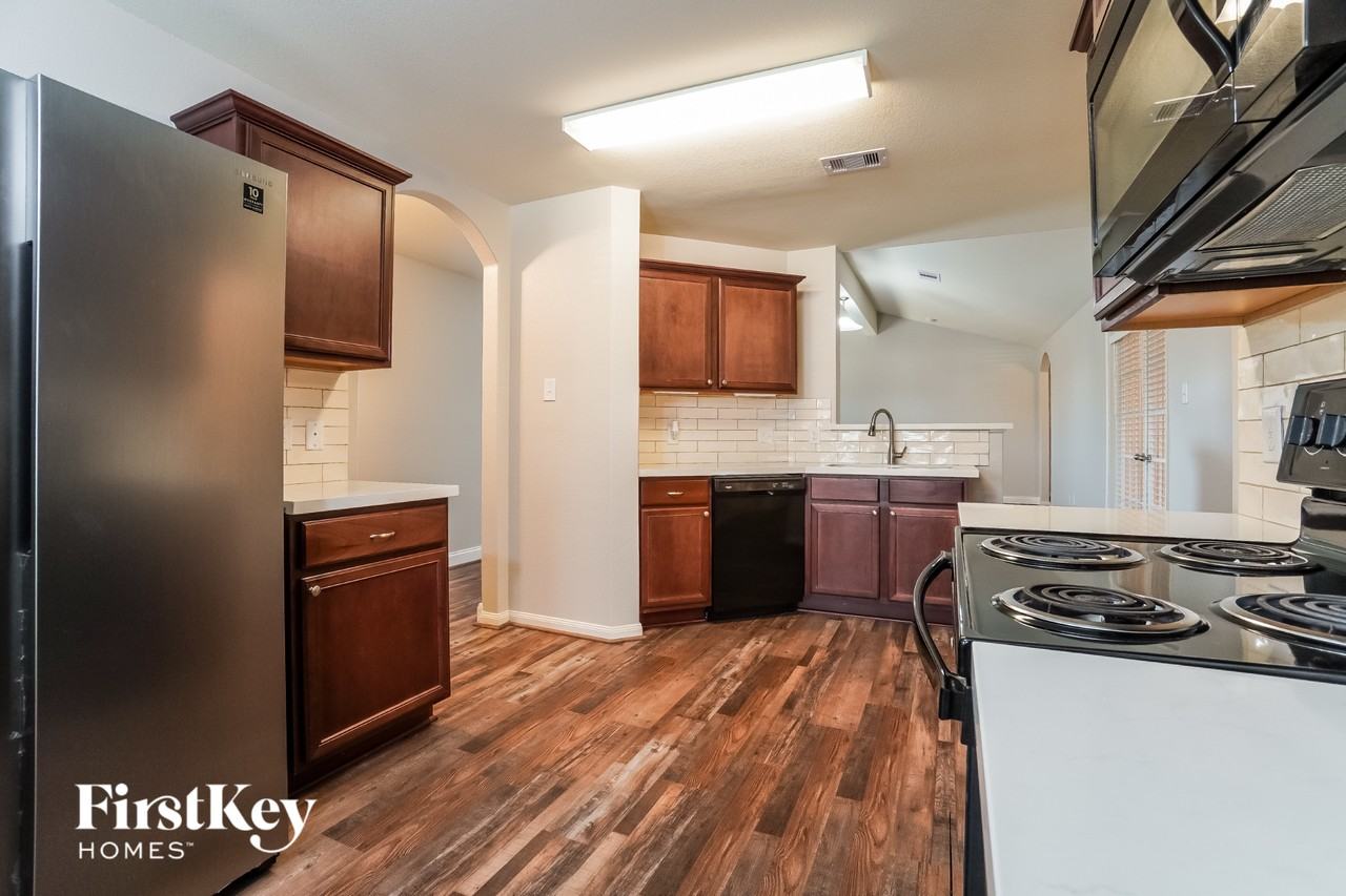 1001 Walnut Ln - Photo 4 of 15