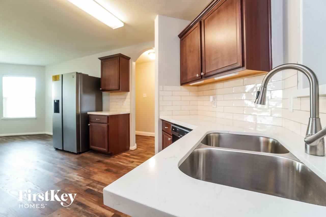 1001 Walnut Ln - Photo 5 of 15