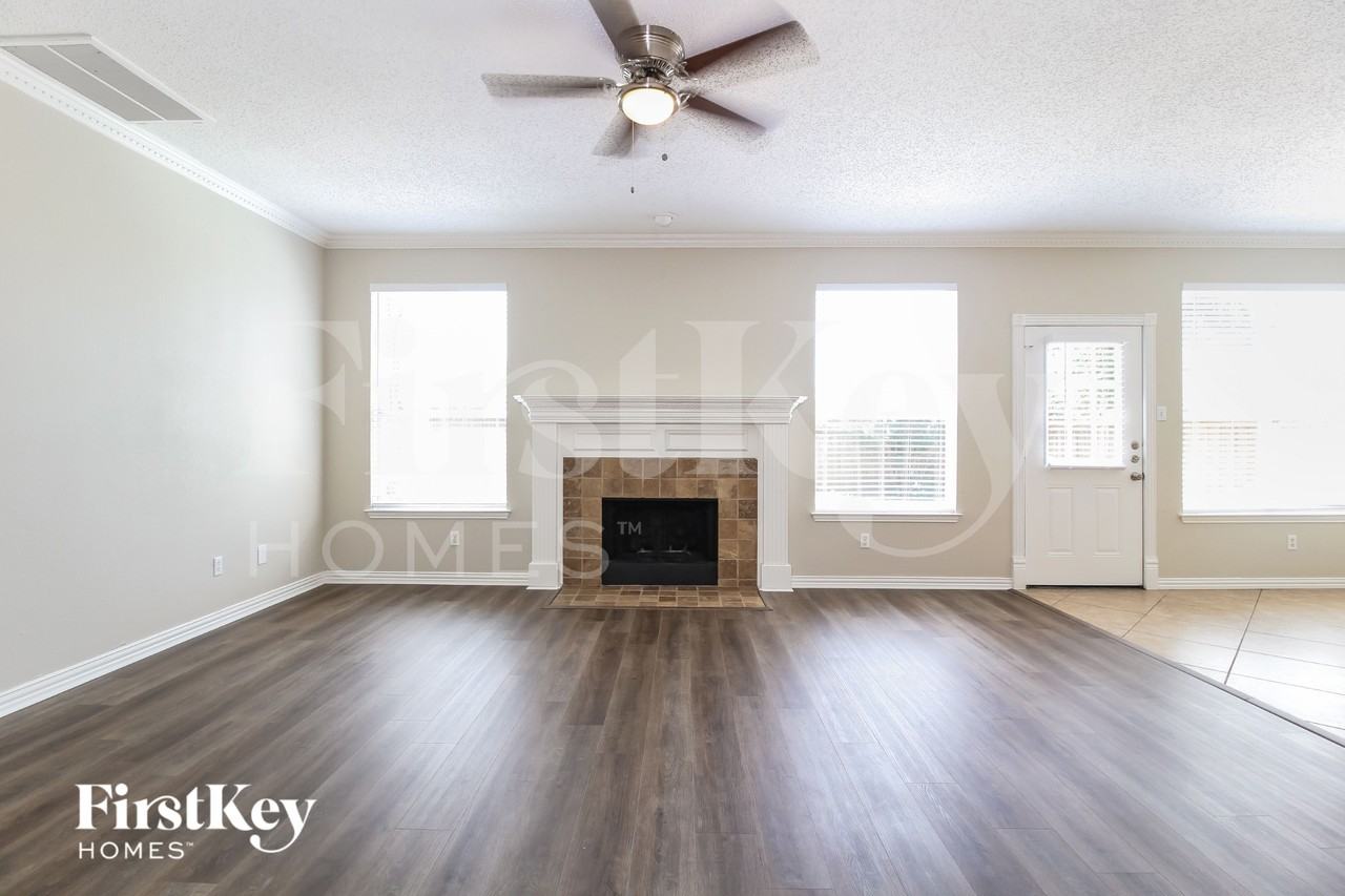 1008 Mark Twain Dr - Photo 3 of 15