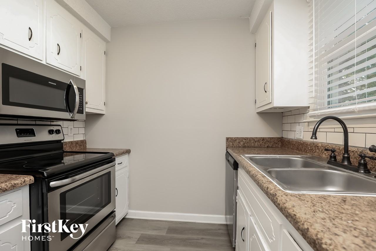 418 Helton Dr - Photo 4 of 15