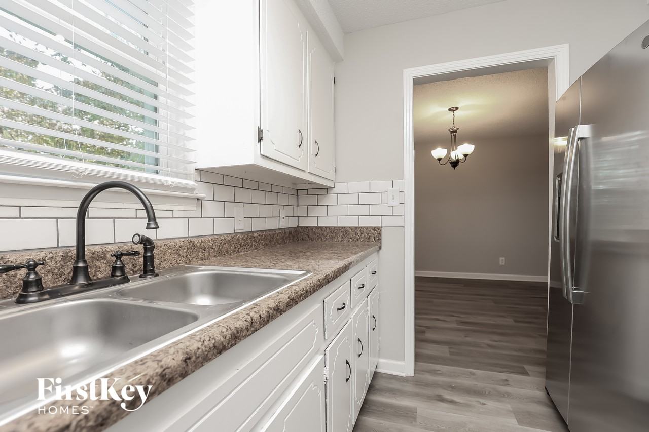 418 Helton Dr - Photo 5 of 15