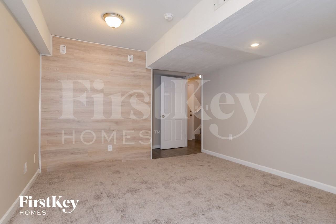 3909 Nw 78th St - Photo 4 of 15