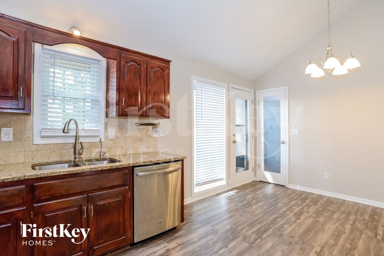 3909 Nw 78th St - Photo 6 of 15