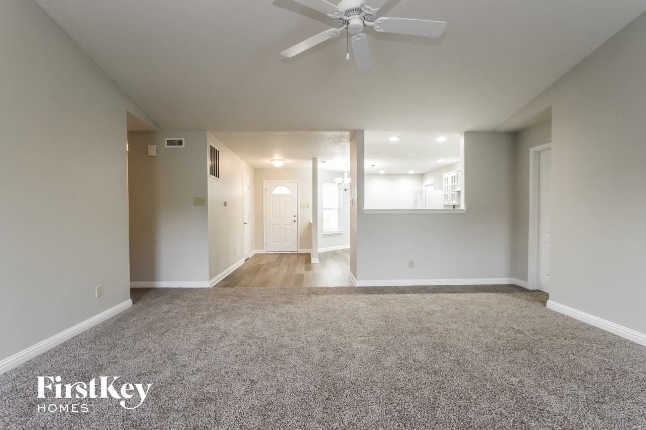 529 Streamside Dr - Photo 3 of 15