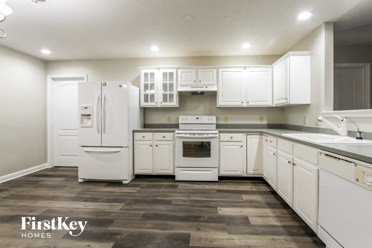 529 Streamside Dr - Photo 5 of 15