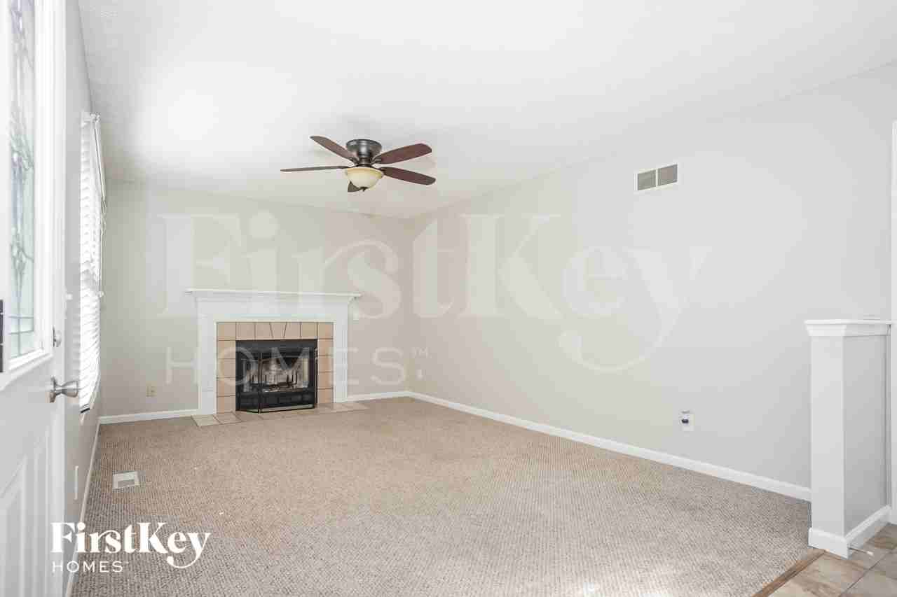 935 Saffron Ln - Photo 4 of 16