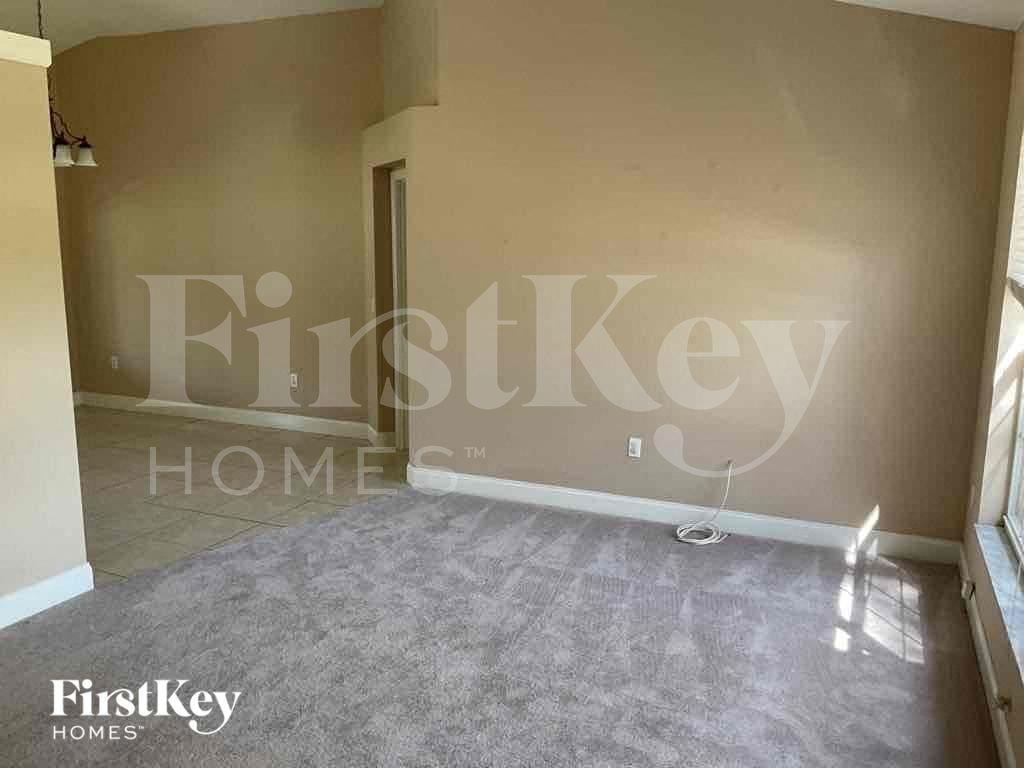 140 Sunrise Blvd - Photo 3 of 14