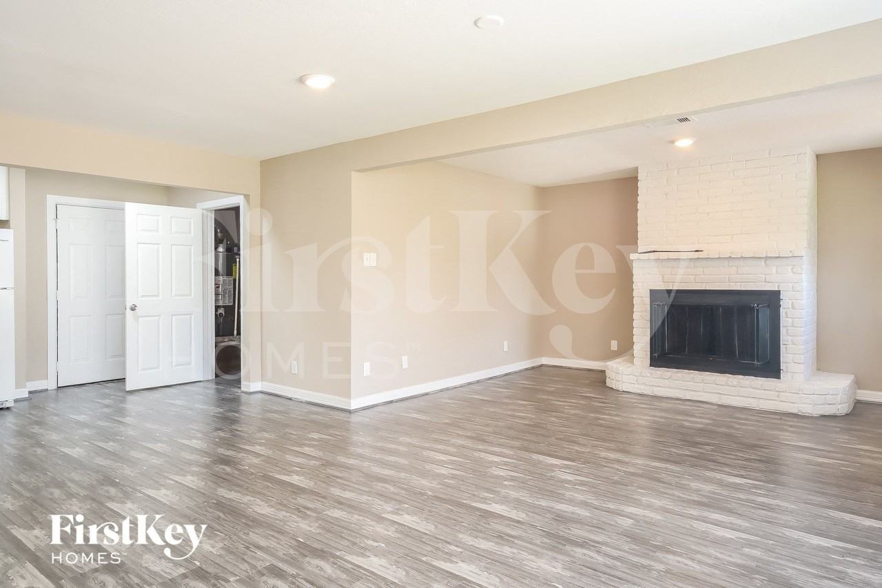 1204 Trenton Ln - Photo 2 of 15