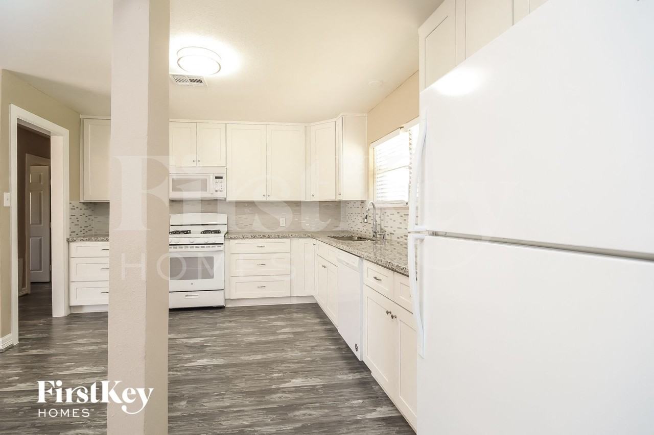 1204 Trenton Ln - Photo 4 of 15