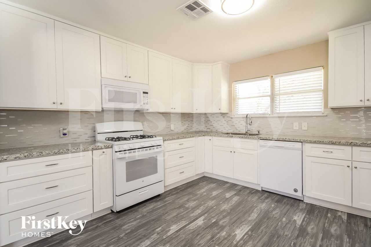 1204 Trenton Ln - Photo 5 of 15