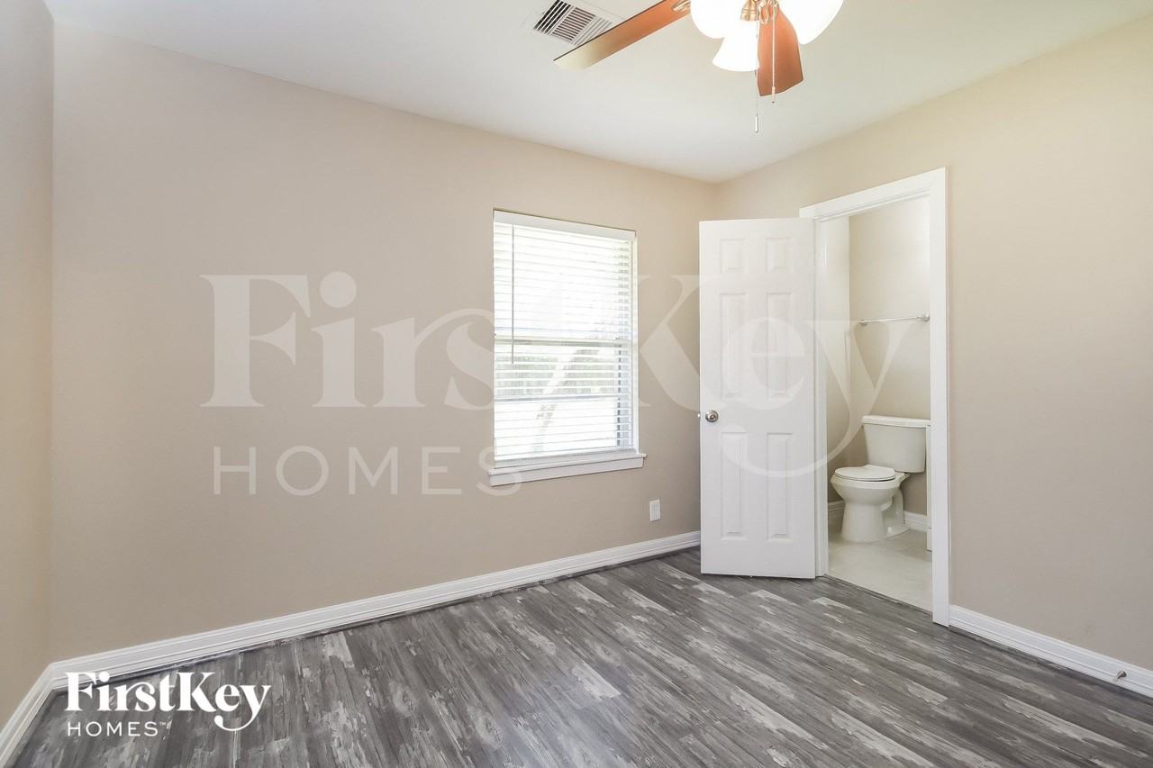 1204 Trenton Ln - Photo 7 of 15