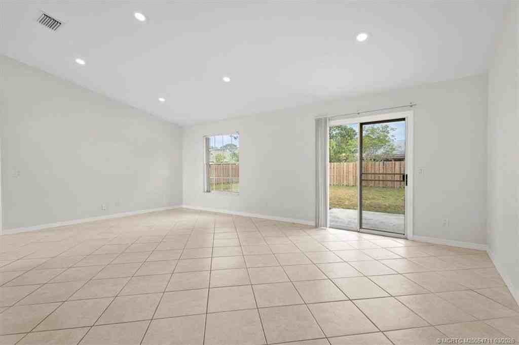 517 Sw College Park Rd - Photo 7 of 32