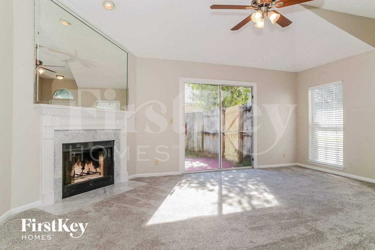 1915 Ashmore Green Dr - Photo 4 of 15