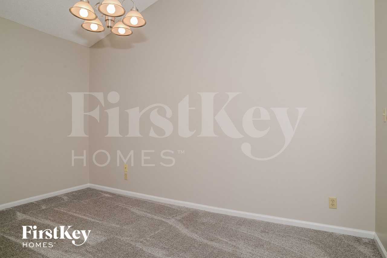 1915 Ashmore Green Dr - Photo 5 of 15