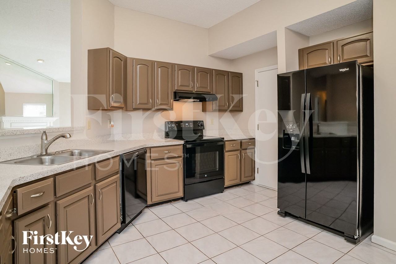 1915 Ashmore Green Dr - Photo 6 of 15