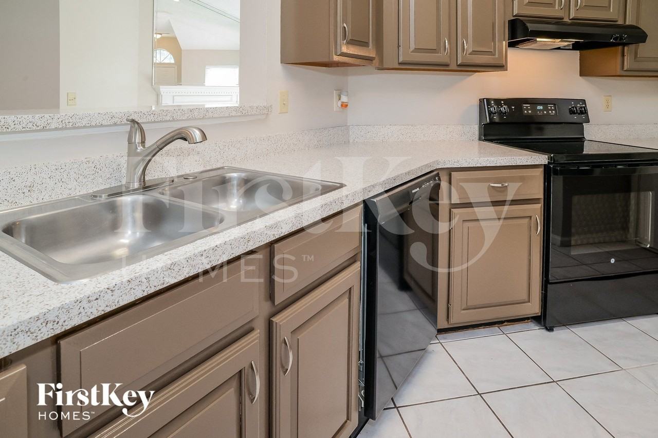 1915 Ashmore Green Dr - Photo 7 of 15