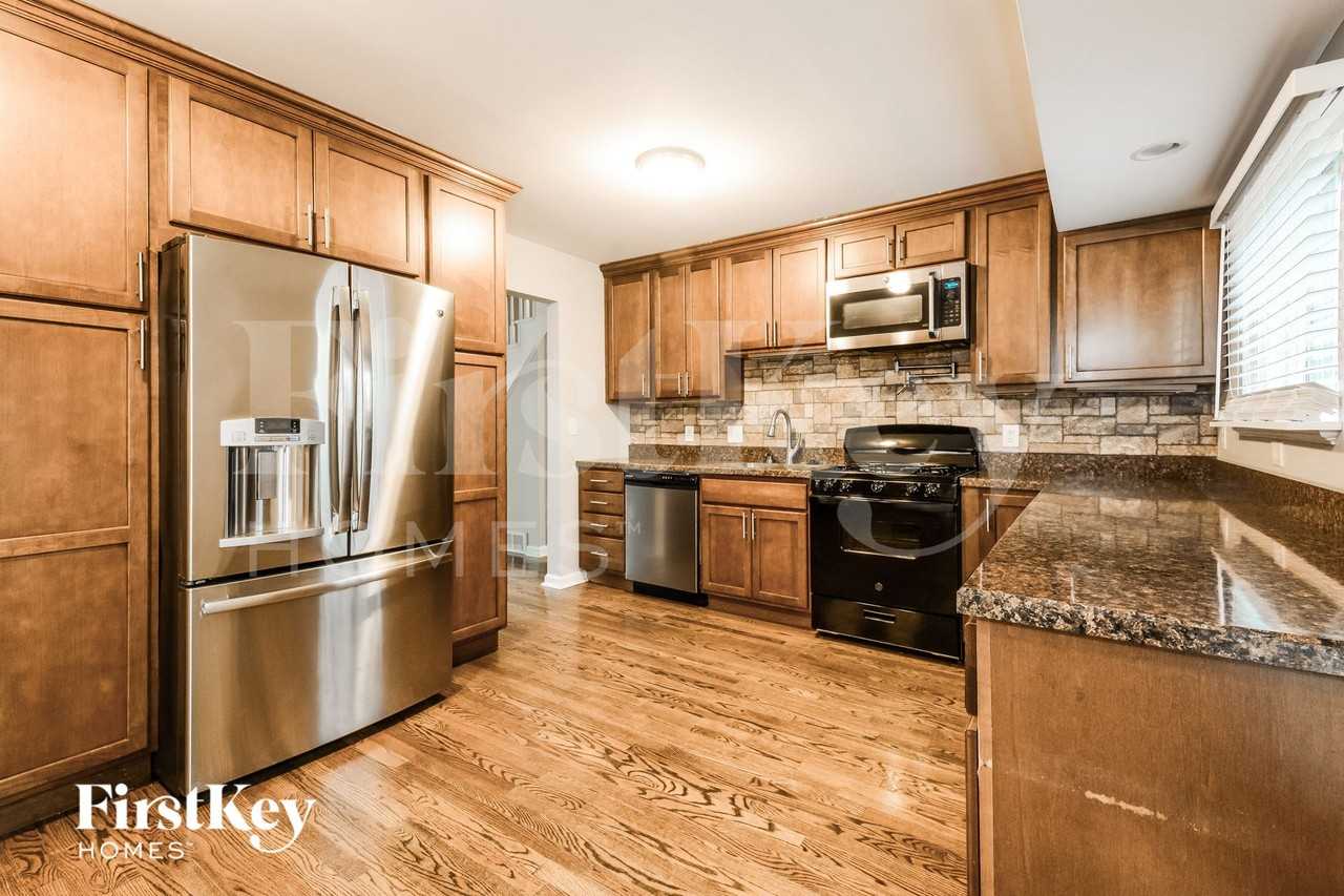 7630 General Sherman Ln - Photo 5 of 15