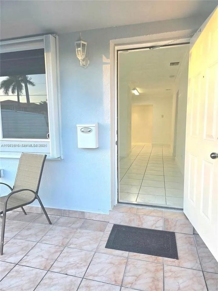 10317 Sw 7th St - Photo 6 of 8