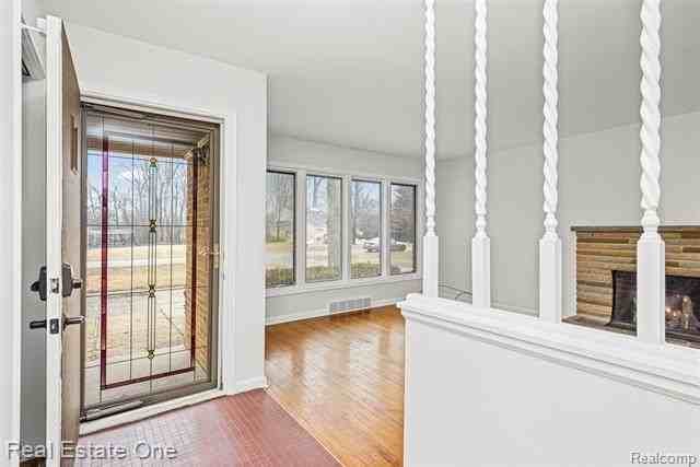 2360 Pineview - Photo 4 of 50