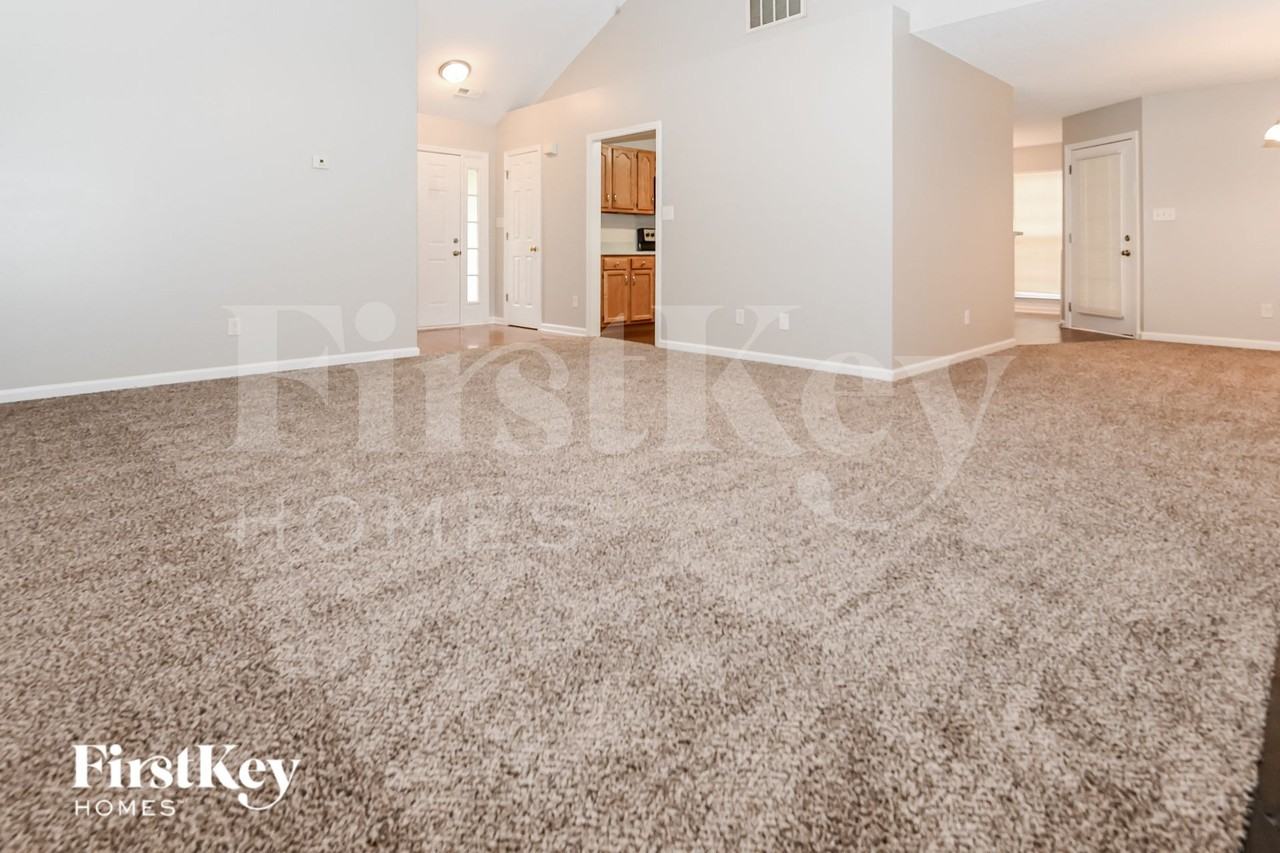 3235 Leicester Dr - Photo 5 of 14