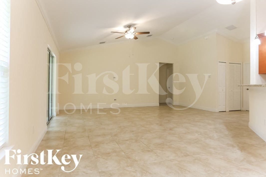 980 Sw Del Rio Blvd - Photo 3 of 15