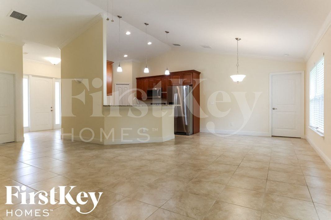 980 Sw Del Rio Blvd - Photo 4 of 15