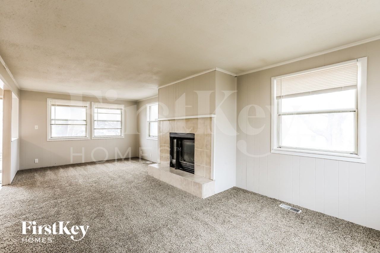 803 Ne 61st St - Photo 4 of 15