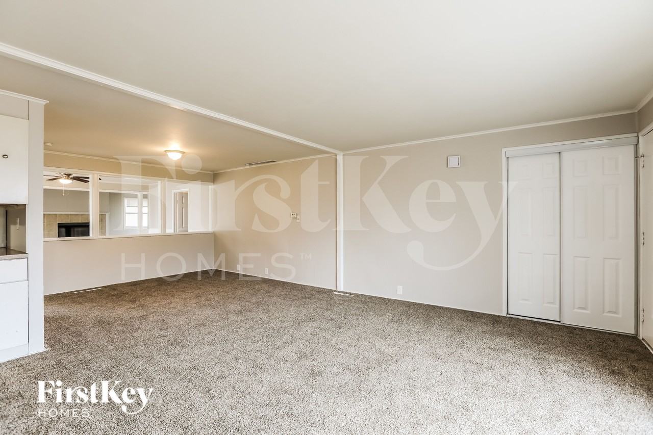 803 Ne 61st St - Photo 6 of 15