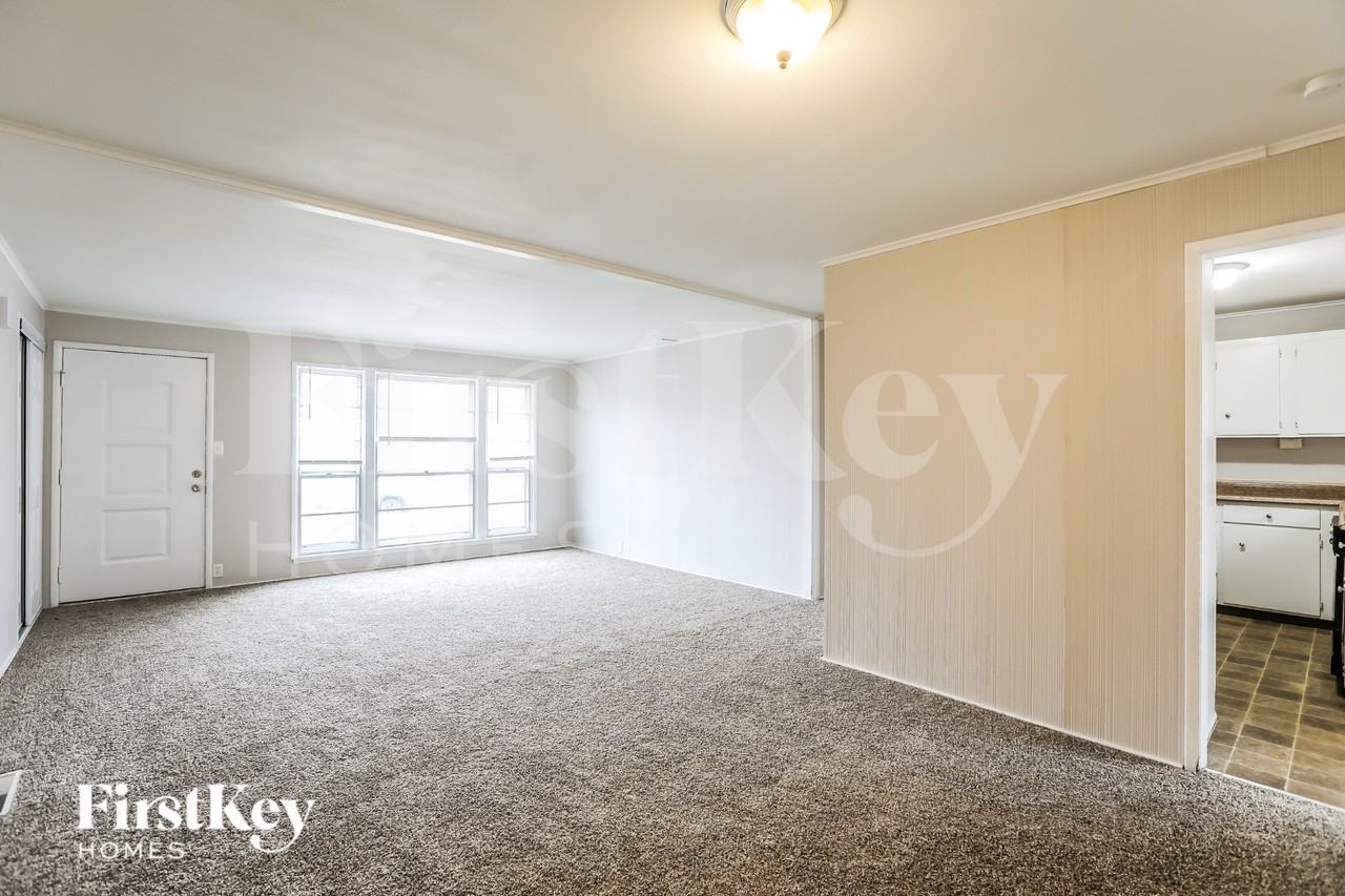 803 Ne 61st St - Photo 7 of 15