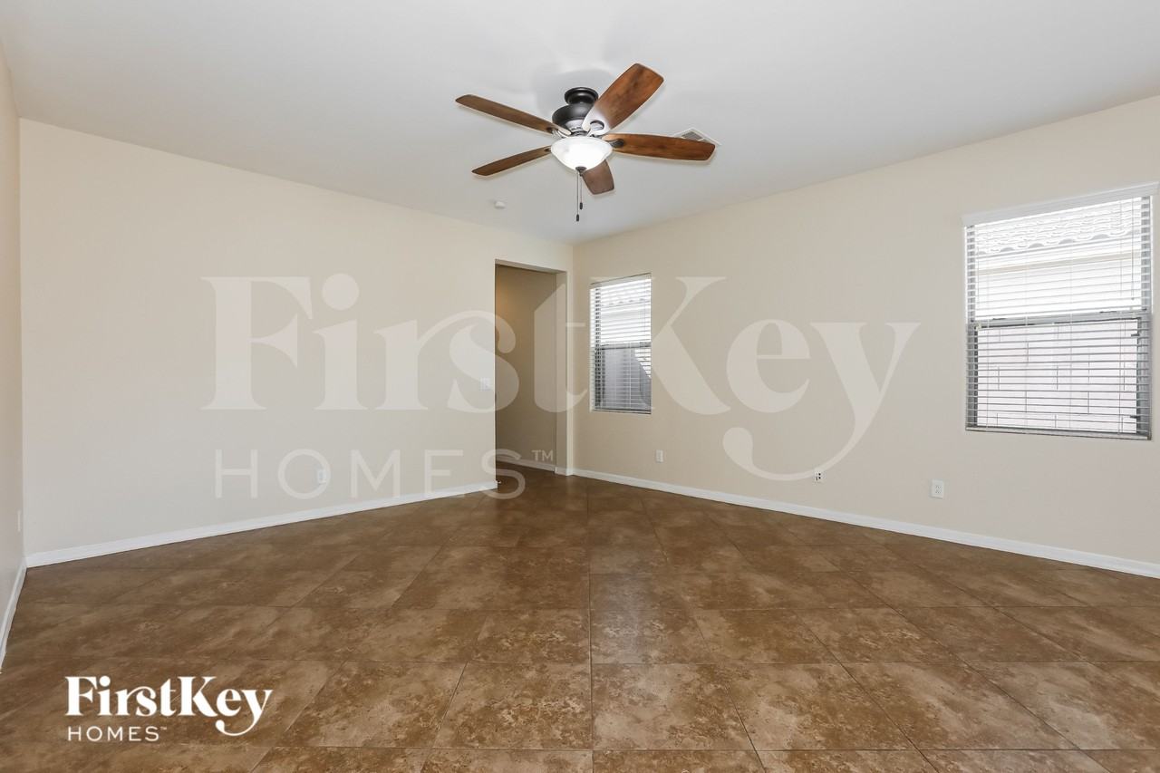 802 W Love Rd - Photo 3 of 19